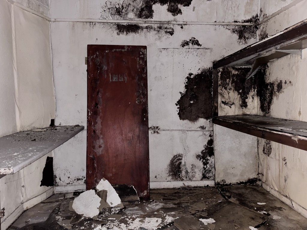 Lot: 9 - TOWN CENTRE BUILDING ARRANGED AS THIRTEEN FLATS IN NEED OF SIGNIFICANT IMPROVEMENT - Part of a flat in poor condition